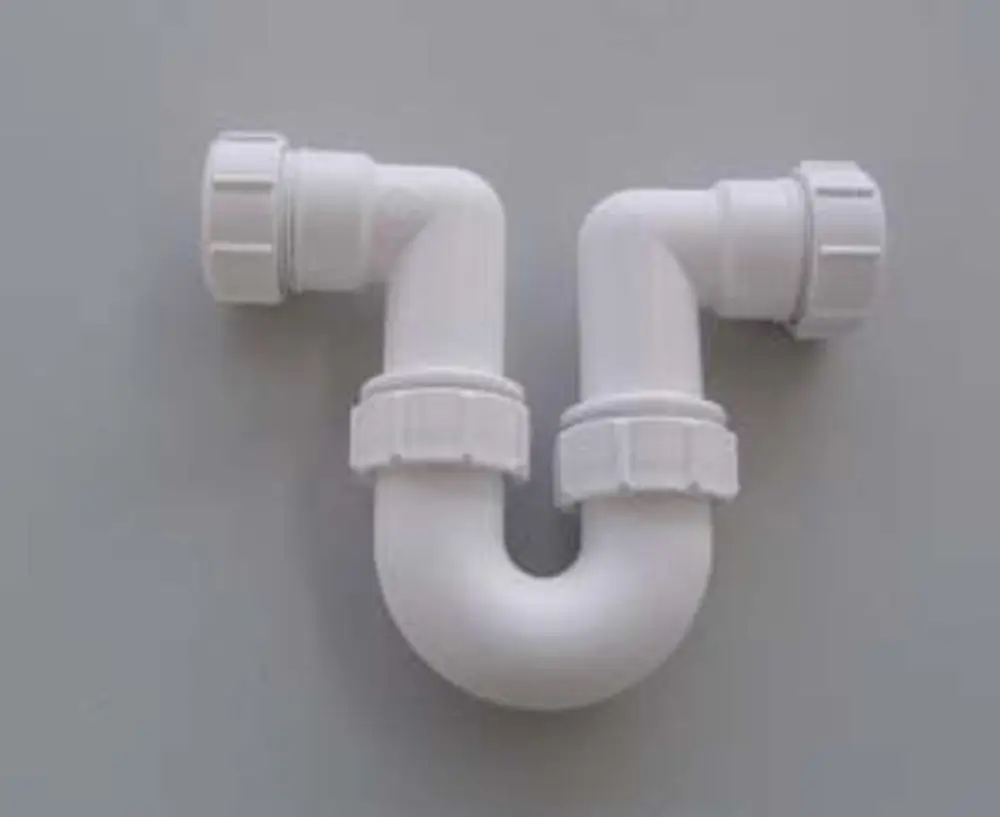 Wasserabfluss-Siphon aus weißem Kunststoff mit zwei gebogenen Rohren und Gewindeverbindungen, hergestellt von Remeha.